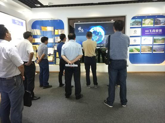 江西省社科院考察组正在参观飞尚科技展厅